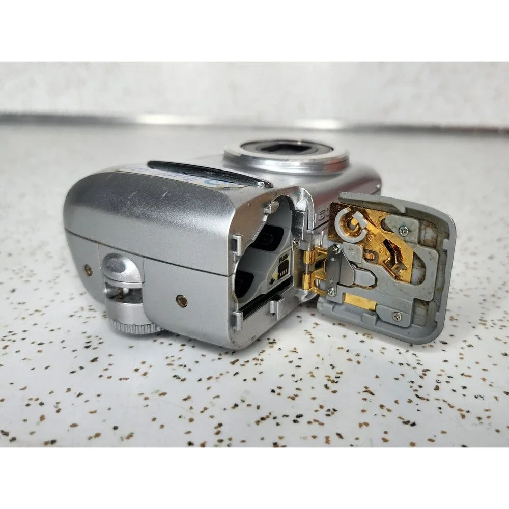 Olympus CAMEDIA D-535 Zoom 3.2MP Digital Camera Silver 3X Zoom For Parts